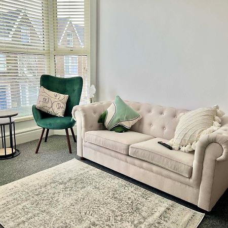 Stunning Flat Close To Beach Суонзи Екстериор снимка