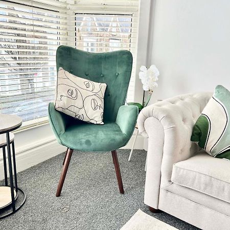 Stunning Flat Close To Beach Суонзи Екстериор снимка
