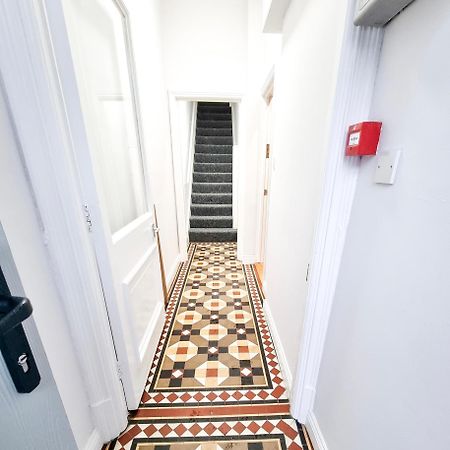 Stunning Flat Close To Beach Суонзи Екстериор снимка