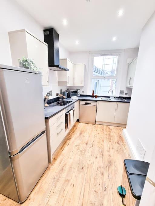 Stunning Flat Close To Beach Суонзи Екстериор снимка