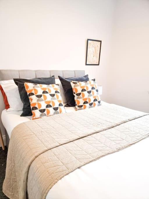 Stunning Flat Close To Beach Суонзи Екстериор снимка