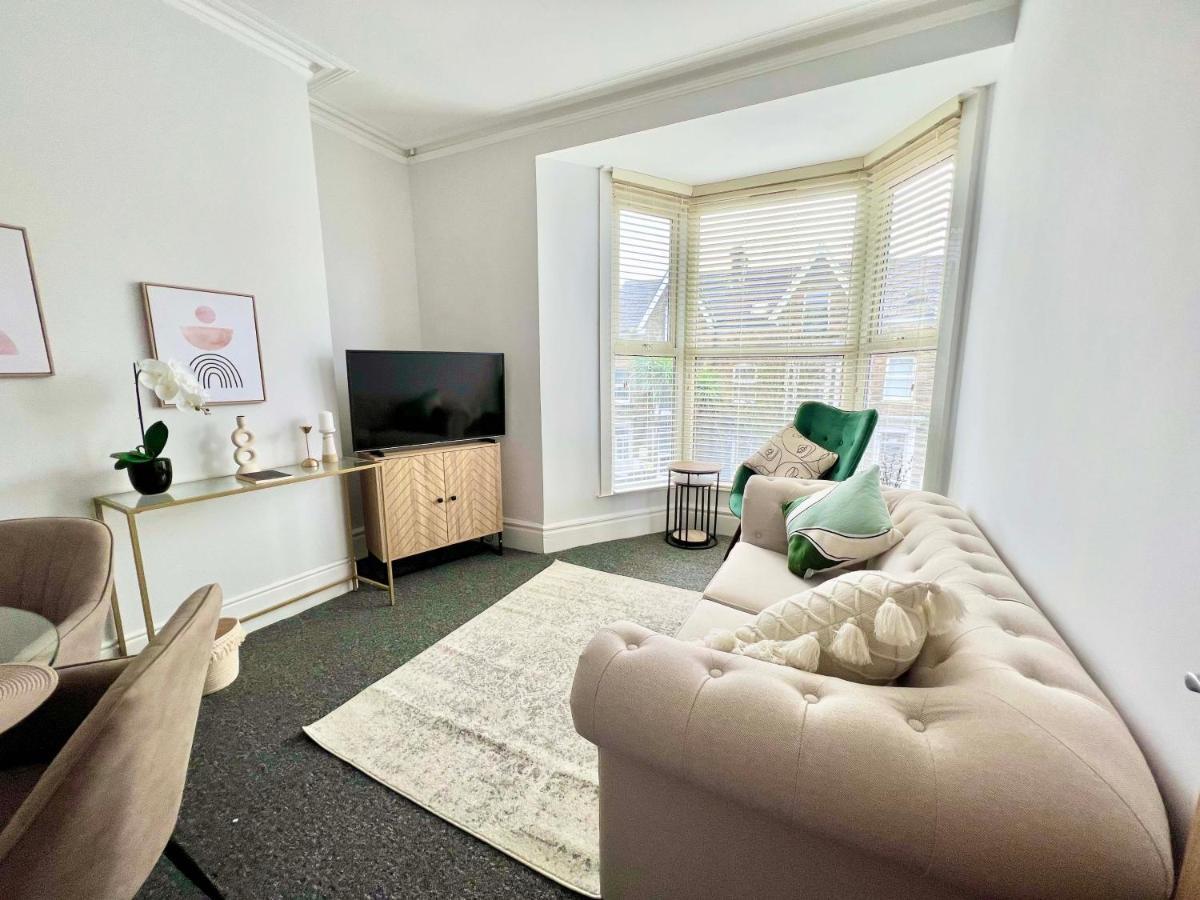 Stunning Flat Close To Beach Суонзи Екстериор снимка
