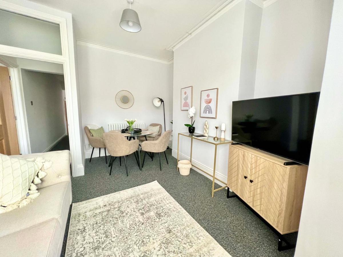Stunning Flat Close To Beach Суонзи Екстериор снимка